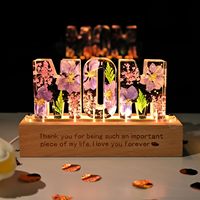 Lampe de nuit LED personnalisée en acrylique avec lettres et fleurs séchées, décoration de chambre à coucher, cadeau pour maman, petite amie, anniversaire, Noël