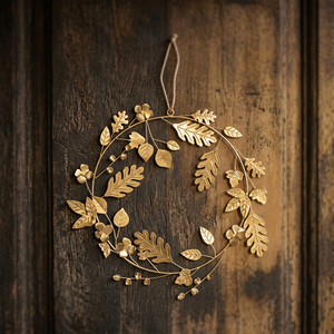 Corona de hojas de metal hecha a mano, flores decorativas redondas, estilo clásico, adorno colgante sin iluminación, paquete de una sola pieza, fácil instalación - Product Image 3
