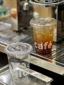 Vasos Desechables de Plástico PET Ecológicos de 89 mm con Logotipo Personalizado Directo de Fábrica, Transparentes, de 10-24 oz, con Tapas, para Bebidas Frías, Jugos, Café Helado - Product Image 4