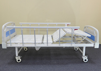 Lit d'hôpital à profil bas avec système anti-chute et hauteur réglable pour un transfert facile des patients âgés dans les établissements de soins assistés