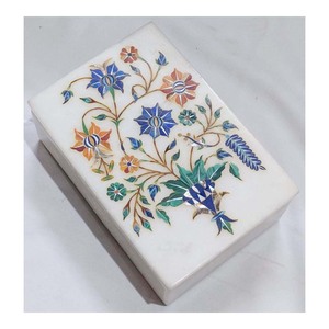 Boîte cadeau avec incrustation de pierre blanche, 10 pièces - Product Image 1