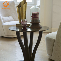 Table basse ronde de luxe moderne avec cadre doré - Idéale pour les salons contemporains, avec une touche de marbre
