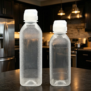 Botella de aceite con dispensador, un utensilio de cocina popular diseñado para uso doméstico. Es una botella exprimible para salsa de soja, vinagre y - Product Image 3