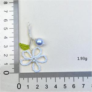 Pendentif tendance pour femme, motif fleurs ajourées, bleu doux, idéal pour mariages et sacs à dos, vente en gros - Product Image 2