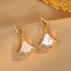 Exquisitos Pendientes de Perlas de Imitación Geométricos Chapados en Oro de Alta Gama para Mujer, Regalo Moderno, Nuevo, Versátil y de Lujo - Product Image 3