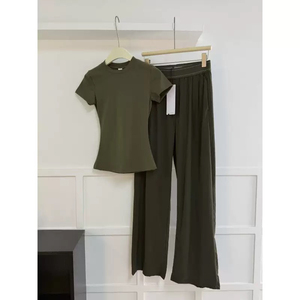 Set Yoga Estivo da Donna di Marca di Lusso Personalizzato AIL, Maniche Corte e Pantaloni a Gamba Larga, Traspirante e Confortevole - Product Image 4