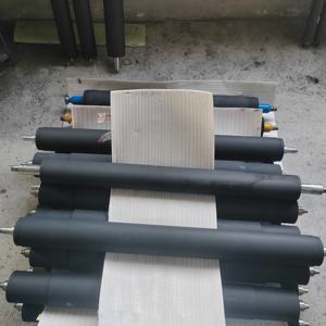 بكرة تصفيح مطاطية سيليكون احترافية مخصصة عالية الجودة بكرة قرصة متينة للمعالجة الصناعية - Product Image 4