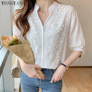 <span class=keywords><strong>เสื้อ</strong></span><span class=keywords><strong>เชิ</strong></span>้ตแขนสั้นสีขาวสไ<span class=keywords><strong>ต</strong></span>ล์เรโทรลำลองฤดูร้อน <span class=keywords><strong>ต</strong></span>งหยาง แฟชั่นฤดูร้อนสำหรับผู้<span class=keywords><strong>หญิง</strong></span> <span class=keywords><strong>เสื้อ</strong></span><span class=keywords><strong>เชิ</strong></span>้ตคอวีปักลายลูกไม้แบบใหม่ - Product Image 2