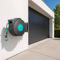 Enrouleur de tuyau d'arrosage rétractable automatique avec système de verrouillage gratuit pour simplifier votre irrigation 180 °   Enrouleur de tuyau d'arrosage en PVC à rotation libre pour votre jardin