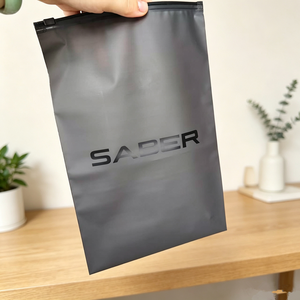 Bolsa de Plástico con Cierre Zip Negra Mate Semitransparente de 20x30cm, con Logotipo Impreso Personalizado, para Empacar Ropa - Product Image 2