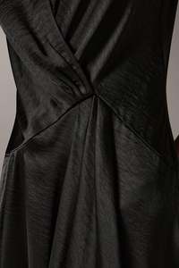 Elegante Vestido Midi Negro Satinado con Cuello en V, Dobladillo Asimétrico Drapeado, 100% Seda, Estilo Pullover, para Todas las Temporadas - Product Image 5