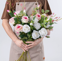 Centre de table en fleurs artificielles de style européen, trois roses en flanelle, pour la décoration de la maison et des mariages, fait main, toucher naturel