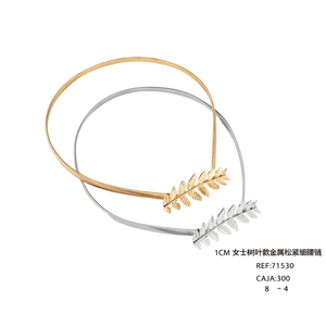 Cadena de cintura metálica estilo hoja para mujer Angelina, 1 cm, cadena corporal de moda, chapada en oro, para uso diario. - Product Image 1