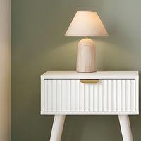Table de chevet OEM ODM en bois blanc à 1 tiroir avec façade cannelée, poignée dorée et pieds effilés pour chambre à coucher