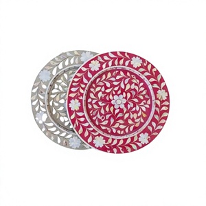 Lot de 2 assiettes de chargeur de couleur rose et grise en bois et nacre sous la plaque de chargeur pour la maison et l'hôtel - Product Image 1