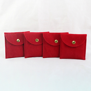 Sac cadeau pour bijoux en microfibre velours gris et rouge avec bouton pression, prêt à être expédié, avec insert et pochette pour bijoux - Product Image 1