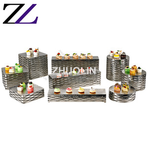 Mostrador de restaurante de hotel dorado con soportes, platos de vidrio para servir postres frescos, magdalenas, catering, mesa de buffet para exhibición de alimentos - Product Image 5