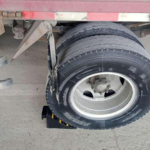 Outil de <span class=keywords><strong>réparation</strong></span> de <span class=keywords><strong>carrosserie</strong></span> de voiture en caoutchouc solide Heavy Duty Black Wheel Clock Anti Slip Truck Wheel Stopper - Product Image 3