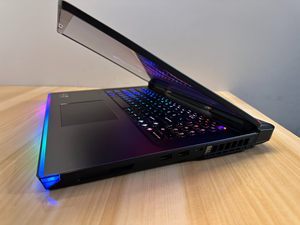 Ordinateur portable MSI Titan GE78HX i9-14900HX RTX4090 240hz écran 2.5K, état neuf à 95% - Product Image 2