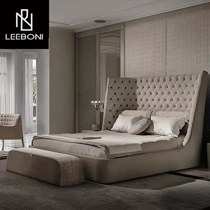 Último diseño italiano Villa de lujo Cama Apartamento Muebles de dormitorio Cama King Size Cabecero alto con mechones Cama de tela de lujo - Product Image 1