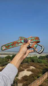 Cinturón de cuero de vaquero occidental Premium con diseño geométrico en relieve y accesorios de moda con hebilla plateada - Product Image 2