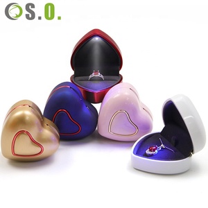 Caja de Joyería con Iluminación LED de Estilo Corazón de Alta Gama, Fabricada por Shero, Caja de Anillos de Boda Personalizada con Superficie de Impresión Brillante - Product Image 1