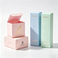 Coffret d'articles de toilette bleu texturé pour hôtel, avec logo personnalisé en relief, comprenant brosse à dents, savon, peigne, rasoir jetables et emballage en carton