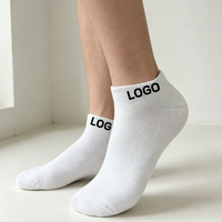 Vente en gros de chaussettes courtes en coton personnalisées avec logo jacquard pour hommes et femmes, chaussettes basses à absorption de la transpiration, chaussettes décontractées
