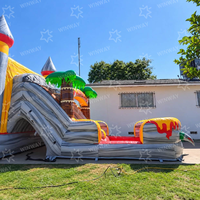 Château gonflable géant sur le thème des dinosaures volcaniques, aire de jeux gonflable avec palmiers et toboggan pour carnaval de jardin