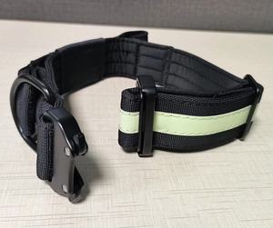 Gran oferta, <span class=keywords><strong>collar</strong></span> de perro acolchado de neopreno táctico personalizado con bolsa airtag y tira de noche luminosa para mascotas - Product Image 2