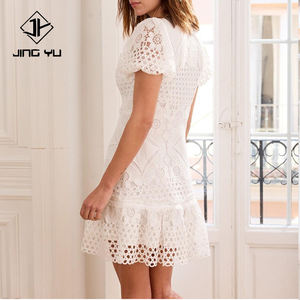 Robe mini élégante blanche à col rond, volants et boutons, en dentelle, design OEM, 100% coton, sur mesure pour femmes - Product Image 2