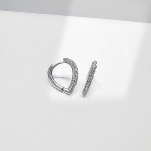 Pendientes de aro geométricos de plata de ley 925 para mujer, chapados en oro de 18k, para uso diario, minimalistas y únicos. - Product Image 2