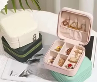 Boîte de rangement à bijoux portable avec logo personnalisé, en cuir PU, carrée, pour voyager, organiseur de bijoux pour boucles d'oreilles, bagues, colliers, bracelets