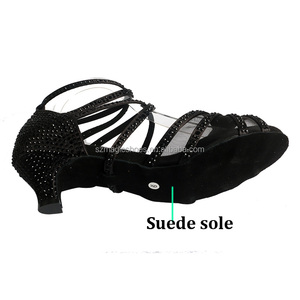 Scarpe da ballo in <span class=keywords><strong>raso</strong></span> nero personalizzate tacco basso donna latino con <span class=keywords><strong>sandali</strong></span> da ballo in strass <span class=keywords><strong>neri</strong></span> - Product Image 3