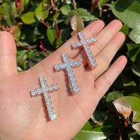 Pendentif Croix Inversée Hip Hop en Laiton Plaqué Or avec Zircons Carrés Taille Princesse et Diamants Iced Out