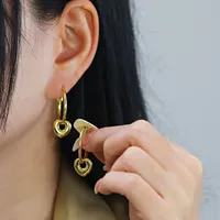 Boucles d'oreilles créoles décorées de cœurs plaqués or poli, clous d'oreilles hypoallergéniques en acier inoxydable pour femmes, pour un usage quotidien et décontracté