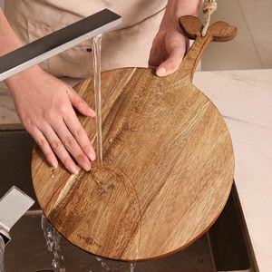 Tabla de cortar redonda de madera YUSOTAN con asa para uso en la cocina - Product Image 3