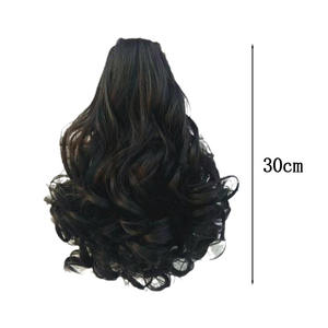 วิกผมหางม้าทรงลอนดอกแพร์ ยี่ห้อในประเทศ ขนาด 30 ซม. ทำจากเส้นใยทนความร้อนสูง ใช้งานง่าย ดูเป็นธรรมชาติ เพิ่มวอลลุ่ม พร้อมกิ๊บติดผม - Product Image 4