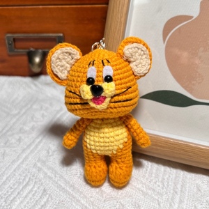 Portachiavi/Charm per Borsa a Forma di Gatto in Peluche Lavorato all'Uncinetto con Filato a Righe, Regalo Creativo per le Feste di Changxu Craft - Product Image 2