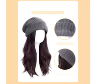 Bonnet gris tricoté pour femme avec perruque longue ondulée intégrée 2-en-1 – Chapeau d'hiver chaud avec pompon, coiffure instantanée chic pour femmes