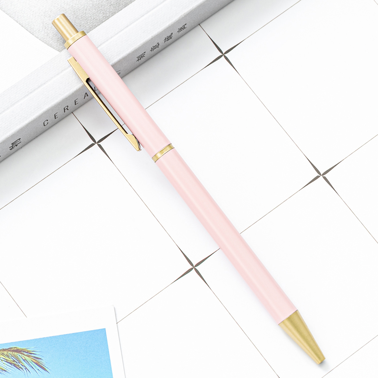 สีชมพูอ่อน.