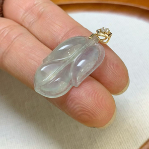 Colgante de Jadeíta Birmana de Lujo con Forma de Hoja, Oro de 18K, Cierre con Diamantes Naturales, para Regalo de Boda o Compromiso para Mujer - Product Image 2