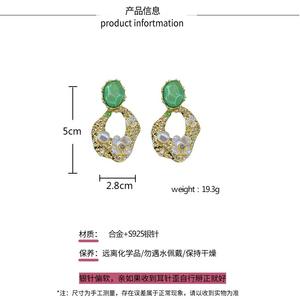 Boucles d'oreilles pendantes fantaisie en argent plaqué, fleurs en acrylique imitation perle, irrégulières, haut de gamme, nouvelle collection 2025, pour femme, usage quotidien - Product Image 5