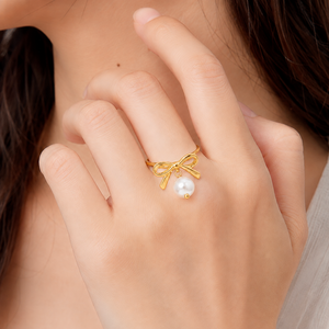 Bague ajustable en acier inoxydable plaqué or 14 carats sous vide avec nœud et fausse perle blanche pendante - Product Image 5
