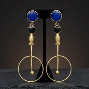 Boucles d'oreilles pendantes plaquées or avec pierre précieuse onyx noir, motif poisson, saphir et style ethnique - Product Image 4