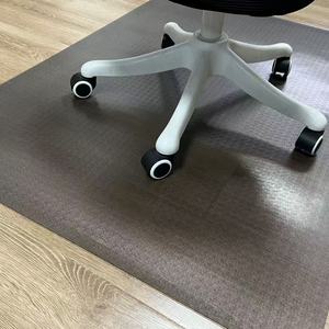 حصيرة كرسي شفافة قياسية من البولي فينيل كلوريد مقاومة للماء والزيت لحماية الأرضيات - Product Image 5