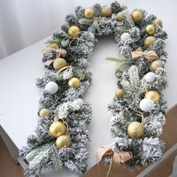 Guirlande artificielle en PVC faite à la main avec flocage de poudre de neige et lumières LED Guirlande décorative de Noël d'intérieur de luxe