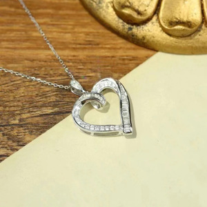 Collana con Ciondolo a Cuore Cavo per Donne, Gioiello Minimalista con Charm d'Amore, Accessorio di Moda per Uso Quotidiano, Idea Regalo - Product Image 4