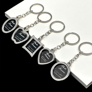 Porte-clés cadre photo vierge personnalisable en métal pour sublimation, idéal pour la promotion - Product Image 1