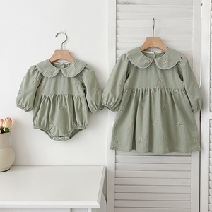 Nuovo Stile Autunnale: Vestito per Bambina con Colletto Peter Pan Ricamato, Tutina a Maniche Lunghe per Neonata, Outfit Coordinato per Sorelle - Product Image 1